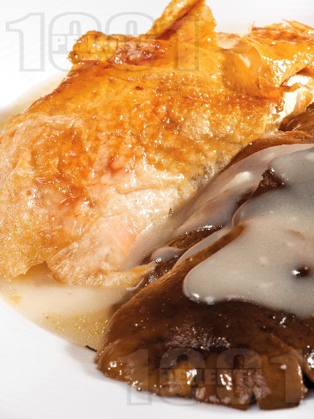 Екзотично печено пиле с гъби рижики, сметана и сок от ананас на фурна - снимка на рецептата